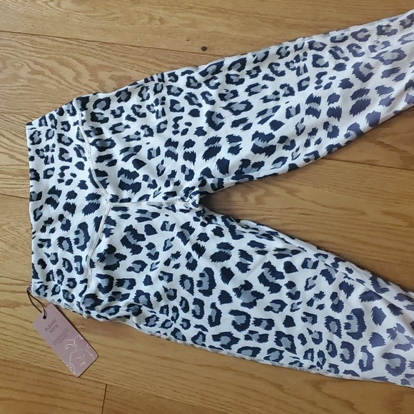 Woman's leopard workout set - Picture 2 of 2